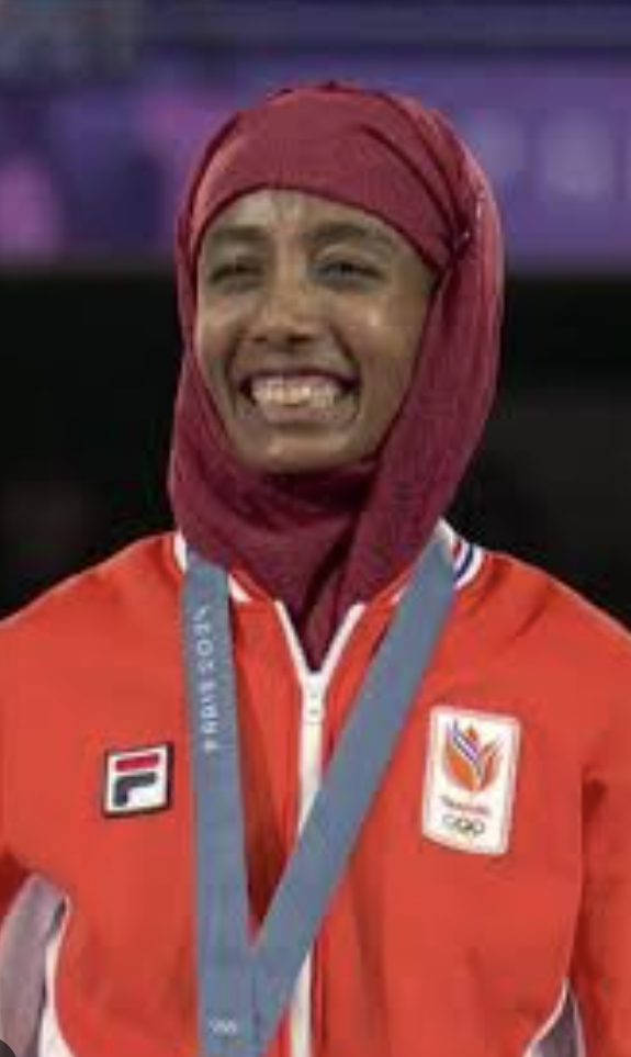 marathonienne médaille d'or paris 2024 porte un foulard