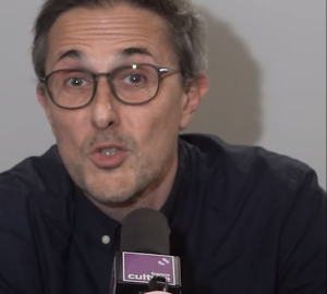 Un visage d'homme. Texte : elle est dès lors assignée à la chasteté