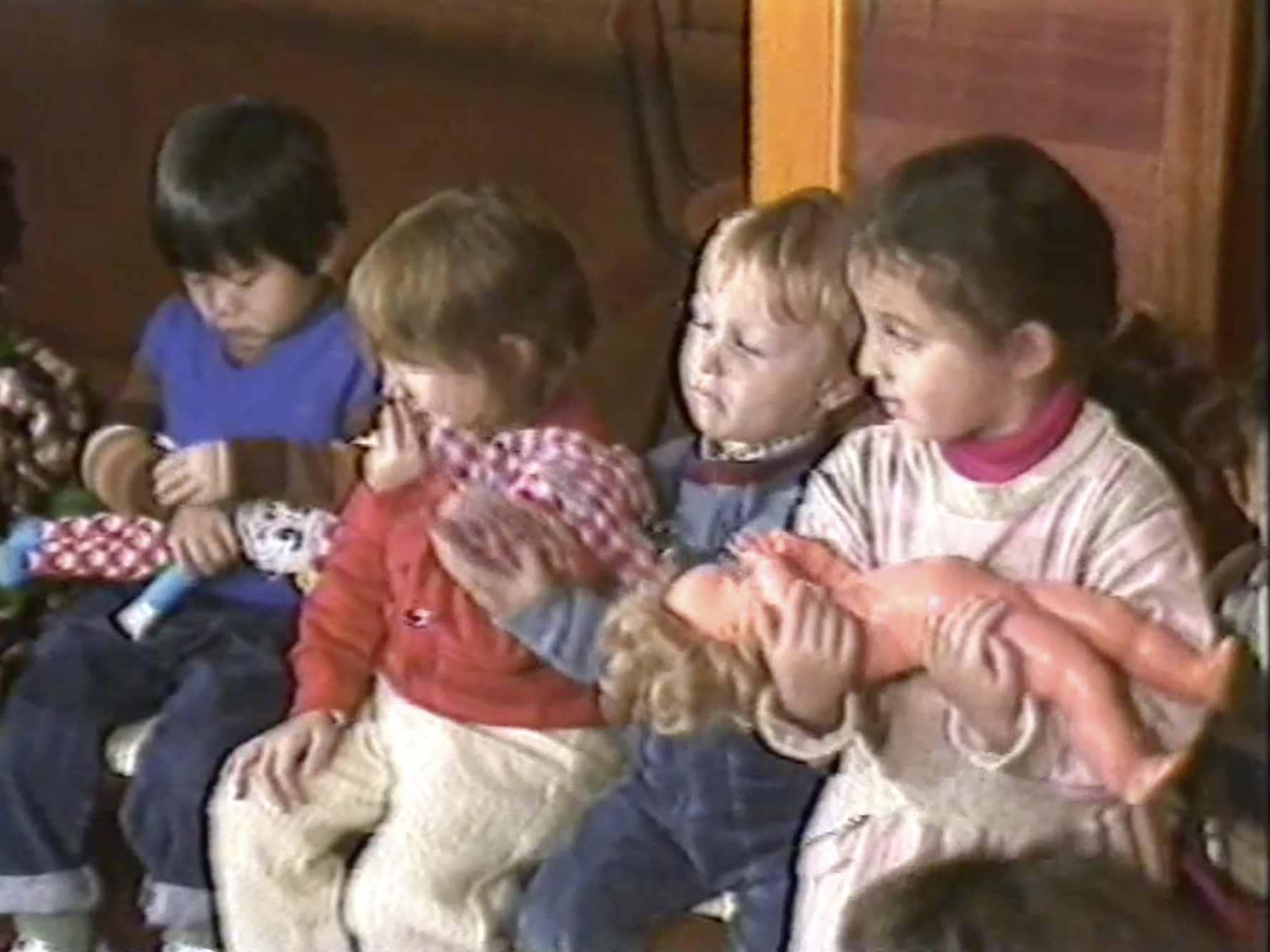 Des enfants en classe maternelle, années 80