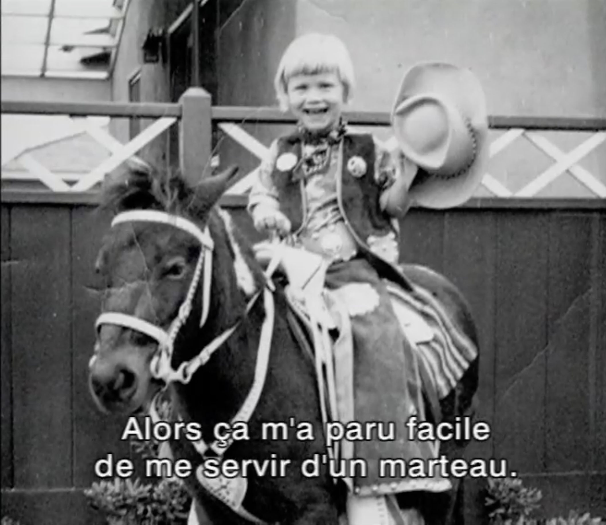 Photo noir et blanc, une petite fille sur un cheval, façon cow girl