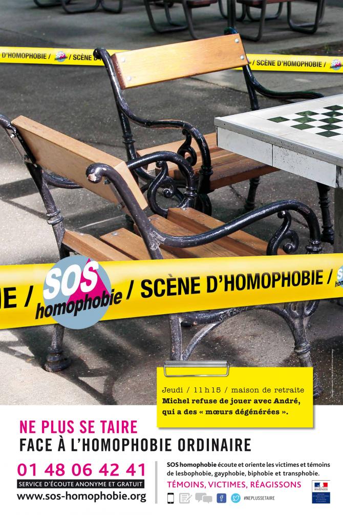 Une table de jeu et deux chaises vides, des bandes de scène de crime, un texte : jeudi/11h15/ maison de retraite, Michel refuse de jouer avec André qui a des &quot;moeurs dégénérées&quot;