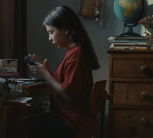 Une petite fille dans sa chambre