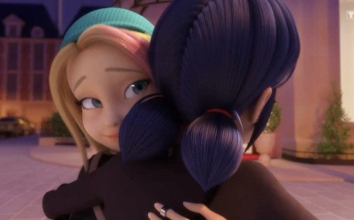 Zoé serre  Marinette dans ses bras